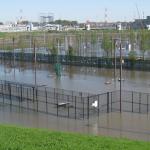 豪雨による水没したテニスコート