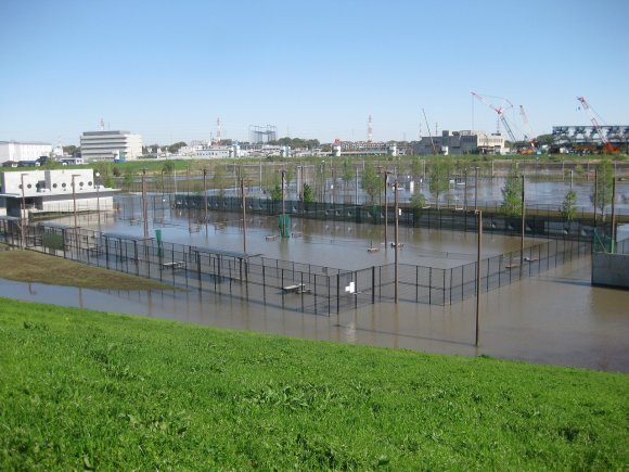 豪雨による水没したテニスコート