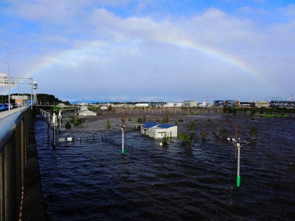 水没した新横浜公園に虹