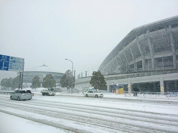 雪のバス停