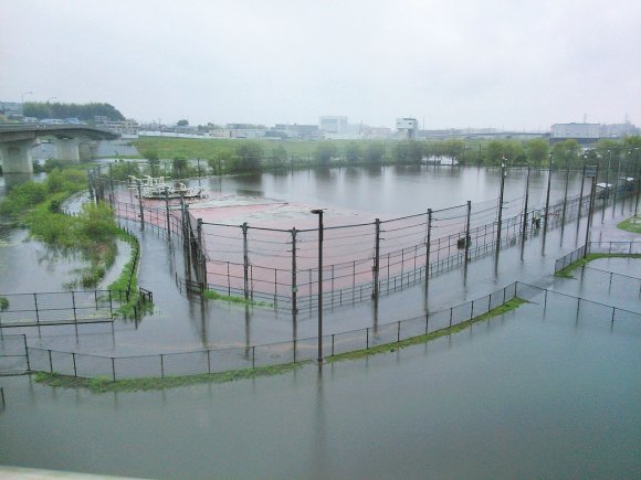 浸水した投てき練習場