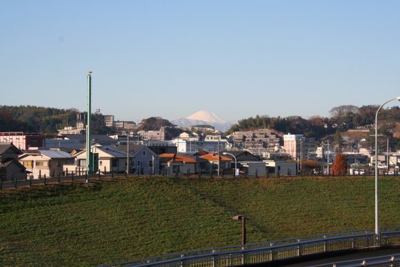 スタジアムから見た富士山